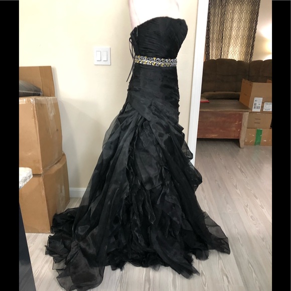 Black ruffled layers with train - Picture 2 of 14